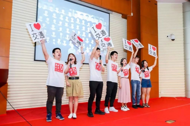 在交通运输工程学院2018届本科生毕业典礼上,张桁嘉(左三)与学生合唱《我们都是追梦人》。 在交通运输工程学院2018届本科生毕业典礼上,张桁嘉(左三)与学生合唱《我们都是追梦人》。